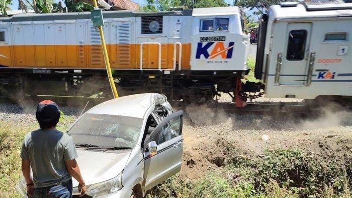 Detik-detik selepas KA Pandawangi menerjang Toyota Avanza di Klatak, Kalipuro, Banyuwangi
