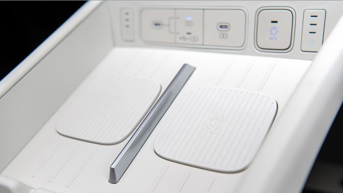 Pod wireless charger di interior Santa Fe ada dua buah.