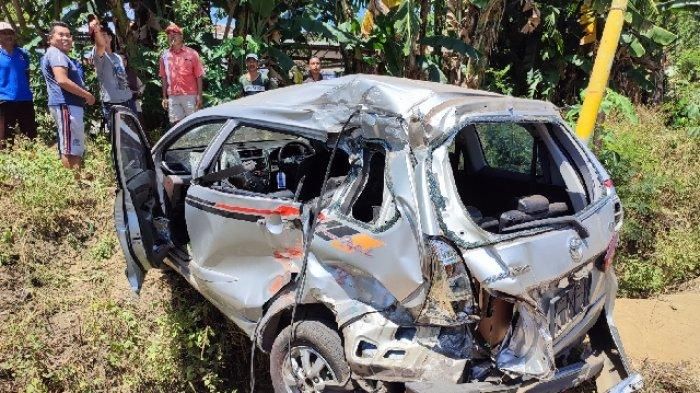 Seluruh bodi dan isi kabin Toyota Avanza nopol P 1051 XC hancur lebur diterjang KA Pandawangi