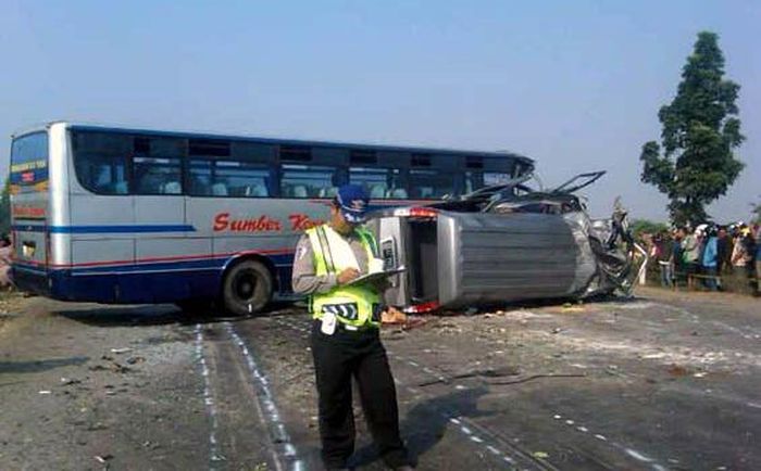 Kecelakaan bus PO Sumber Kencono di Puri, Mojokerto, Jawa Timur pada 2011 lalu