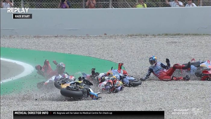 Crash di tikungan 1 lap pertama balapan MotoGP Catalunya 2023