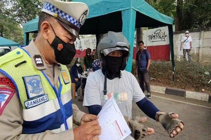 Foto ilustrasi pemotor enggak lolos uji emisi, kena tilang saat razia polisi.