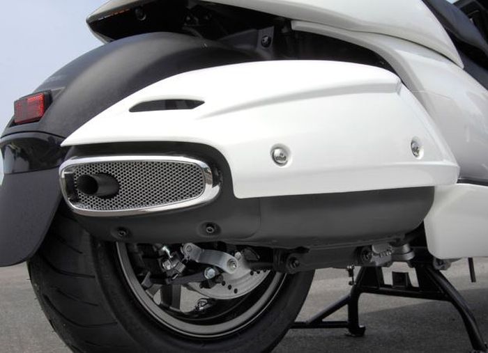 knalpot Suzuki Gemma 250 terlihat menyatu dengan bodi.