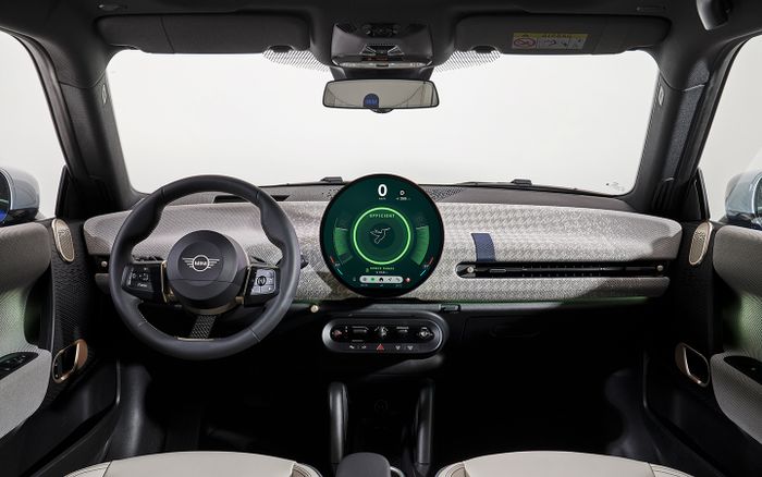 Interior MINI Cooper SE yang semakin simpel.