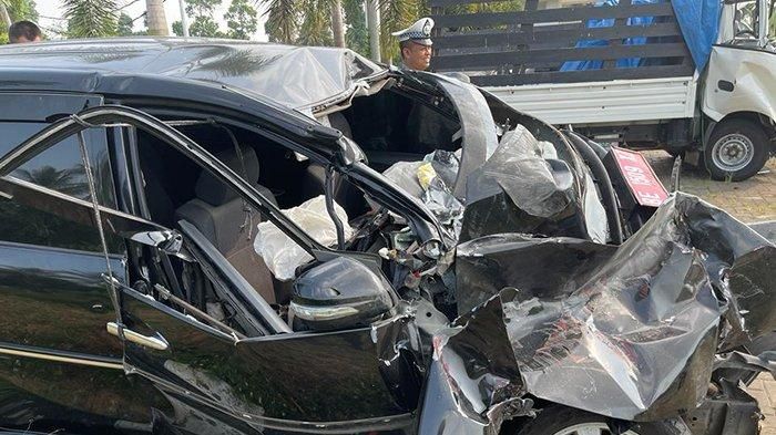 Kondisi Avanza berisi staf DPRD Pesbar Lampung yang kecelakaan tabrak truk