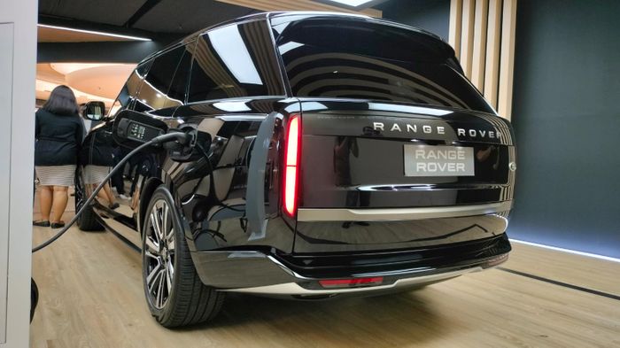 Range Rover PHEV tampak belakang, tidak banyak perbedaan dari varian bensin biasanya.