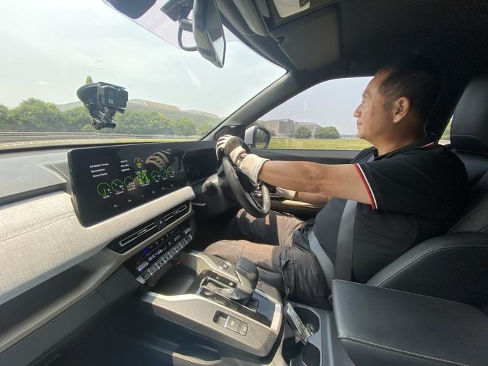 Masahiro Tamusa sedang memeragakan slalom di jalan basah menggunakan mode berkendara WET,