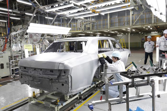 Proses pemasangan pintu belakang Toyota Century di Jepang