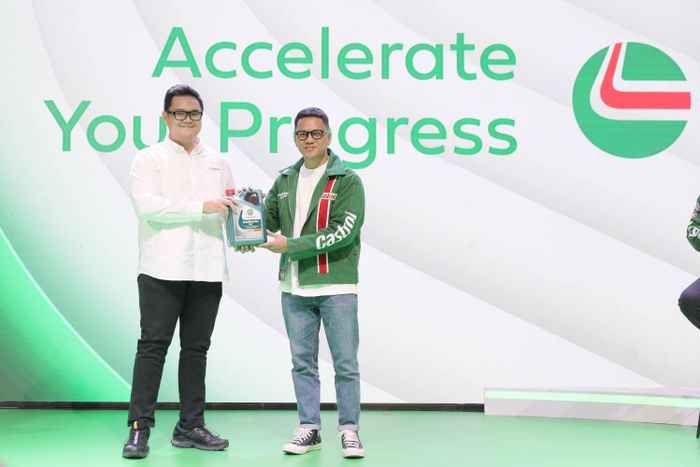 Ekza Novtiano, Brand &amp; Product Manager Castrol Indonesia, menyerahkan secara simbolis Castrol MAGNATEC terbaru kepada Arief Muhammad sebagai konsumen pertama