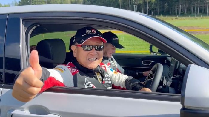 Tangkapan layar Akio Toyoda, Chairman Toyota, saat mengemudikan Honda Vezel e:HEV bersama Juha Kankkunen.