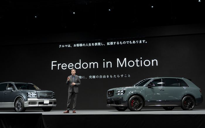 Simon Humphries, Chief Branding Officer Toyota, saat mempresentasikan Century SUV.