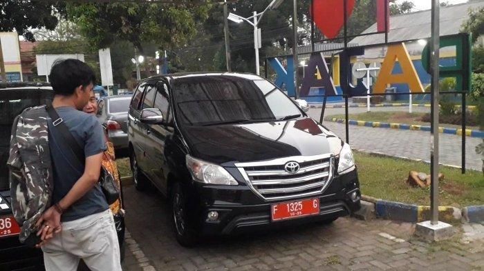 Toyota Kijang Innova pelat merah F 1325 G milik KPP Pratama Cibinong, Bogor tabrak lari pemotor