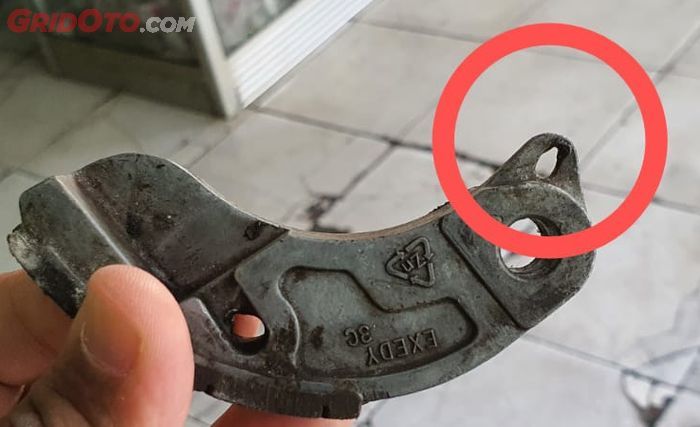 Dudukan per sentrifugal yang sudah lonjong atau rusak 