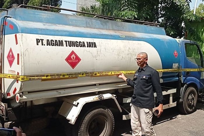 Truk tangki Solar milik PO Sudiro Tungga Jaya dan PO Agam Tungga Jaya diamankan karena jadi sarana penimbunan