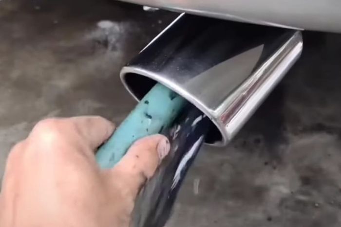 Mencuci lubang dalam knalpot mobil diesel agar lulus uji emisi