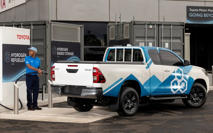 Toyota Hilux prototipe berteknologi hidrogen.