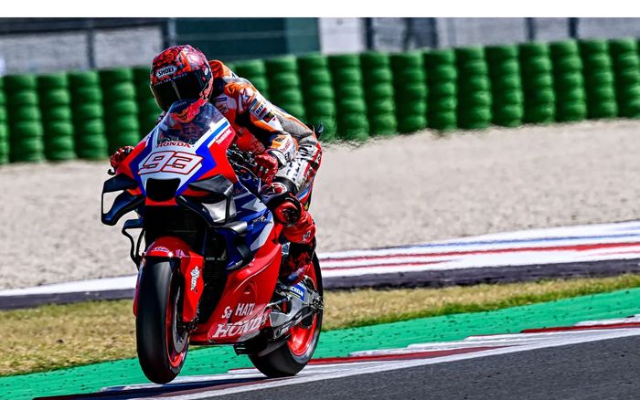 Pembalap Repsol Honda, Marc Marquez, menjajal purwarupa dari motor RC213V 2024 dalam tes MotoGP di Sirkuit Misano, Rimini, Italia, 11 September 2023.