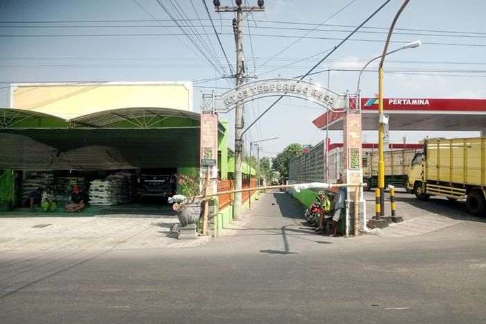 Jalan depan wilayah Tempurejo, Pesantren, kota Kediri yang air sumurnya mengandung bensin