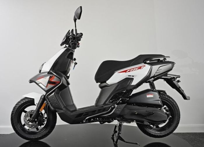 skutik adventure ini punya dek luas dengan pijakan anti selip.