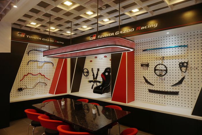 Galeri komponen di GR Garage PIK.