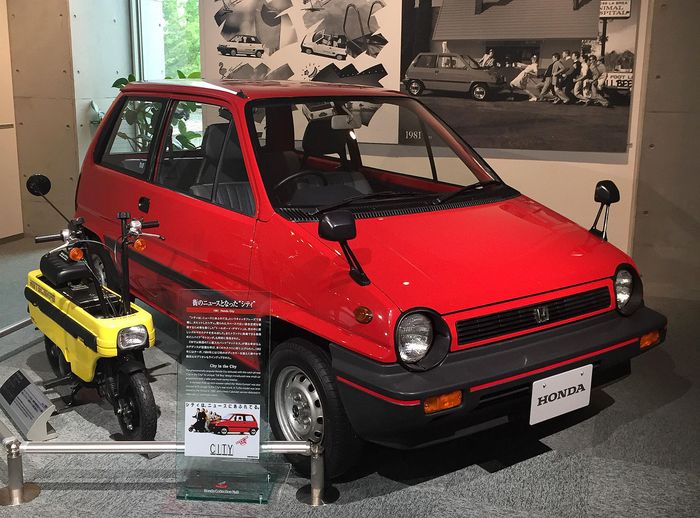 Honda Motocompo dengan pasangan sejatinya, Honda City hatchback