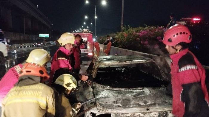 Toyota Corolla Twincam meledak dan terbakar hebat di Tol Purbaleunyi hingga tewaskan pengemudi bernama Rangga Erlangga (37)
