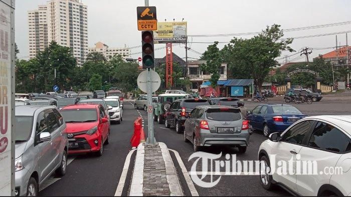 Traffic light di bundaran Satelit, Surabaya, Jawa Timur
