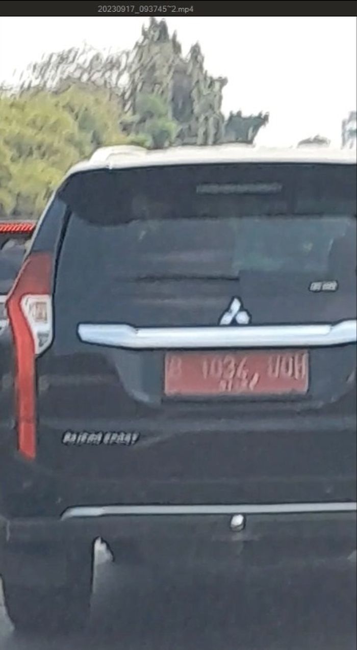 Pajero Sport Exceed diduga nopol B 1034 UQH yang membahayakan pengendara lain 