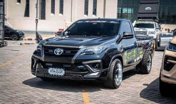 Usai bosan dengan wrapping sticker, kini modifikasi Toyota Hilux pasang carbon di bodi