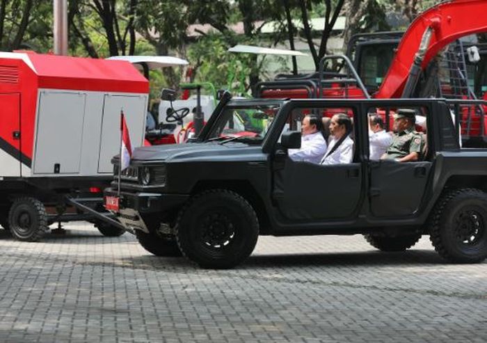Tampak samping Pindad Maung yang ditumpangi Prabowo Subianto dan Presiden Jokowi.