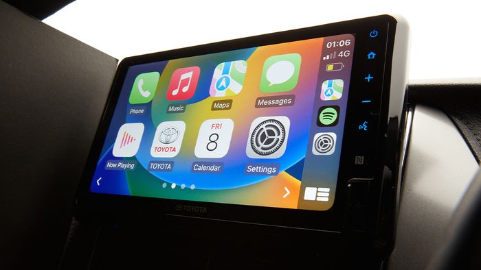 Salah satu update adalah fitur head unit 9 inci dengan Apple CarPlay dan Android Auto wireless.