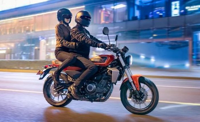 detail tampilan Harley-Davidson X350 saat dikendarai.