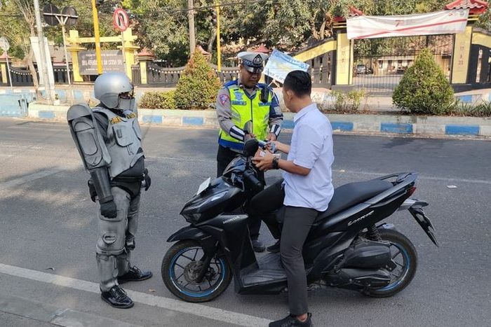 Polisi berkostum robocop tegur pengendara motor pelanggar lalu lintas