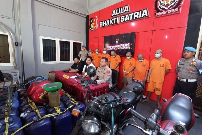 Para pelaku penimbun Pertalite di Yogyakarta beserta alat bukti saat beraksi, termasuk motor Suzuki Thunder yang sudah dimodifikasi.