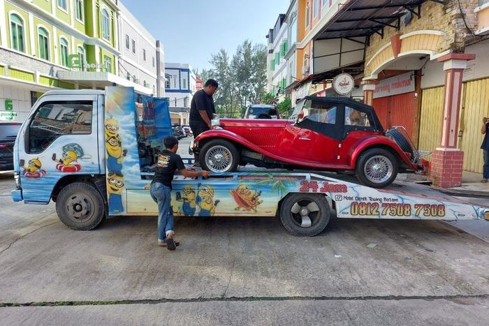 Komisi Pemberantasan Korupsi (KPK) mengangkut tiga mobil mewah mantan Kepala Bea dan Cukai Makassar Andhi Pramono