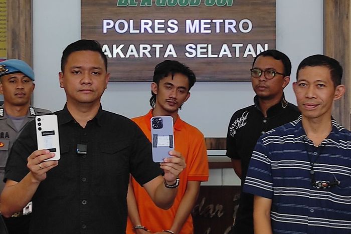 Barang bukti smartphone IPhone 13 Pro Max dan Samsung S23 yang dibeli DSP dari hasil jual Toyota Hilux fiktif alias tipu-tipu