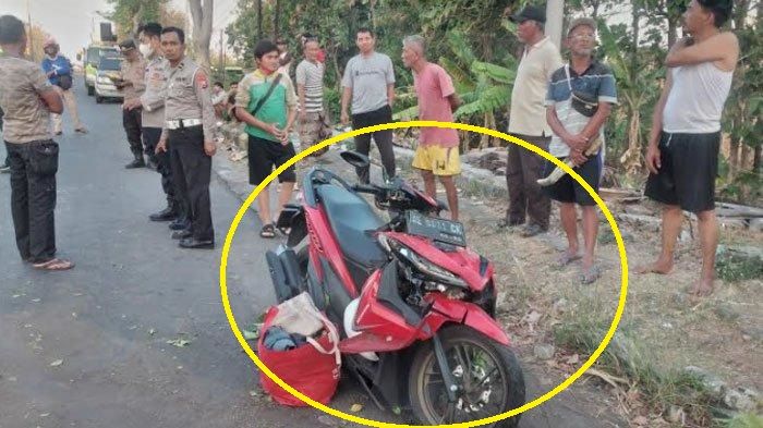 Sasis Honda Vario 125 patah tengah akibat tertimpa pohon tumbang di ring road barat, kota Madiun, Jawa Timur