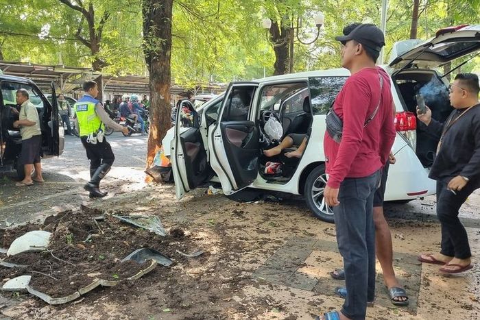 Kondisi mobil Toyota Innova yang menabrak dua korban sampai menaiki trotoar Taman Indonesia Kaya Semarang, Kamis (21/9/2023).