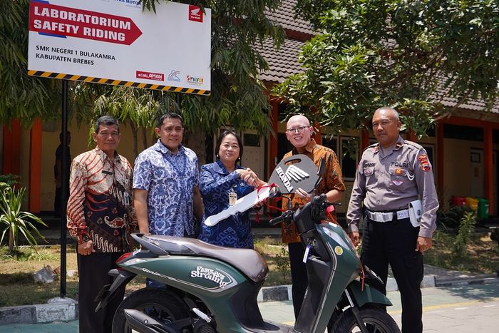 Perwakilan Yayasan AHM Agus Subagja (Kanan ke-2) menyerahkan satu unit sepeda motor untuk kegiatan belajar Safety Riding Lab Astra Honda kepada  Kepala Sekolah SMK Negeri 1 Bulakamba, Brebes, Jawa Tengah Dra. Rr. Ismijarti Dwi Retnaningtyas (tengah) ditemani Kepala Unit Keamanan Keselamatan Berlalulintas Kabupaten Brebes Ipda Syafiudin (Kiri ke-2), Kepala Seksi SMK Cabang Dinas Pendidikan XI Jawa Tengah Slamet Riyadi, M.Pd (Kiri) dan Administration &amp; Finance Manager Astra Motor Jawa Tengah I Nyoman Sukadana (kanan).