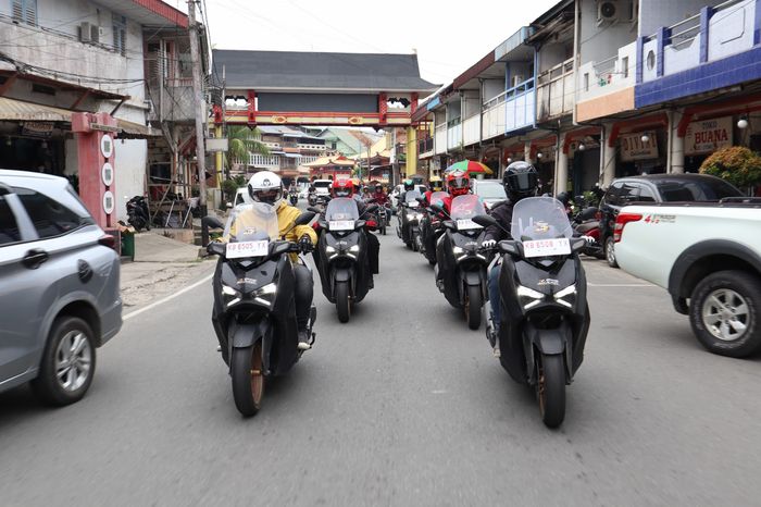 Para peserta touring XMAX Tour de Borneo ketika melintasi kota 1.000 klenteng, Singkawang 