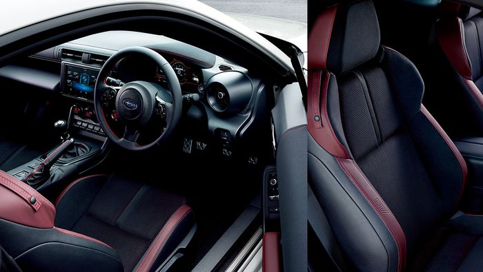 Interior STI Sport dapat kelir hitam dan merah.
