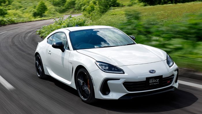 Subaru BRZ STI Sport bisa dibedakan dari pelek, spion, dan antena hitam plus emblem STI.