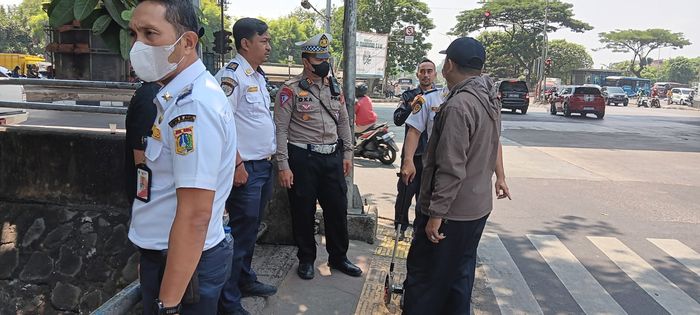Kabel lampu pengatur lalu lintas di wilayah Traffic Light Pasar Rebo, Jakarta Timur yang ditanam di bawah tanah dicuri