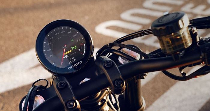 panel instrumen digitalnya menggunakan layar TFT ukuran 6 inci yang memiliki tampilan retro.