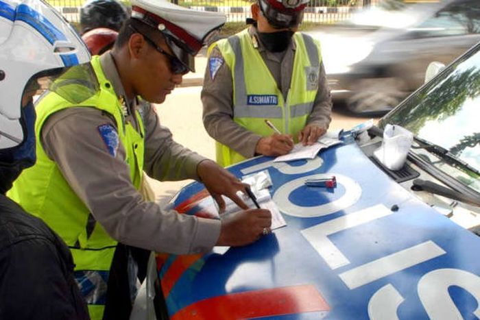 Ilustrasi tilang manual.(Foto: Polri)  