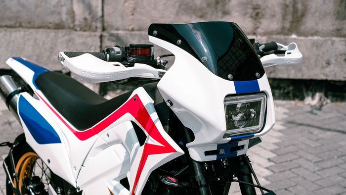 Visor&nbsp;atau&nbsp;windscreen&nbsp;mungil bikin area lampu Honda CB150R Kamen Rider terlihat padat