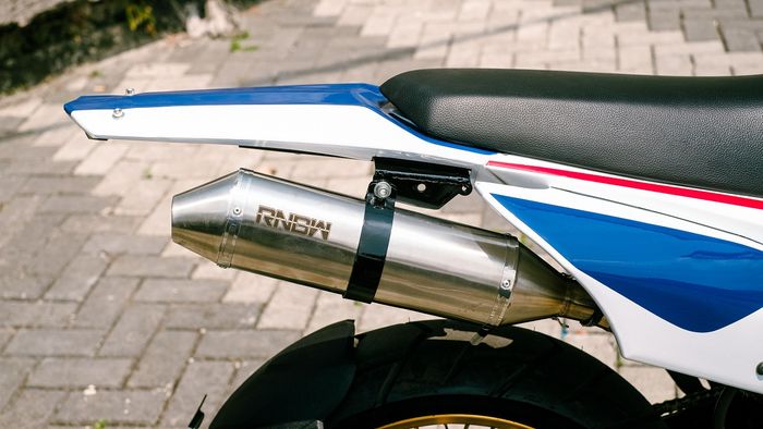 Honda CB150R Kamen Rider Knalpot pakai&nbsp;custom full system&nbsp;dari&nbsp;stainless steel&nbsp;buatan RMB