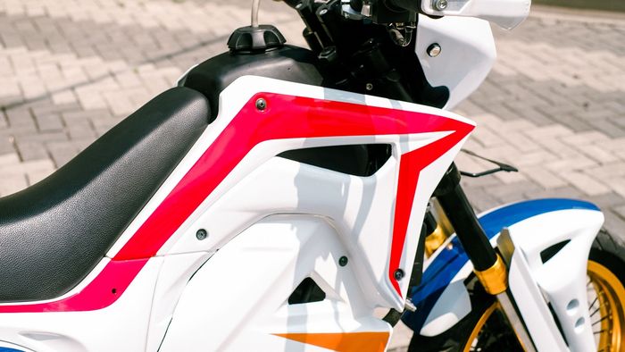 Untuk mengejar desain ala motor Kamen Rider, bodi samping pakai komponen&nbsp;aftermarket&nbsp;CRF