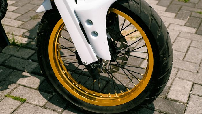 Pelek jari-jari berwarna&nbsp;gold&nbsp;bikin tampilan lebih&nbsp;eye catching