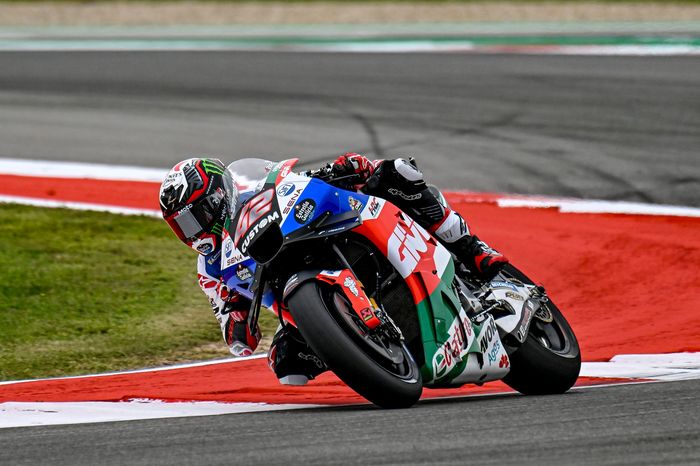 Alex Rins menggunakan helm Scorpion Exo-R1 Evo FIM Racing di MotoGP 2023.